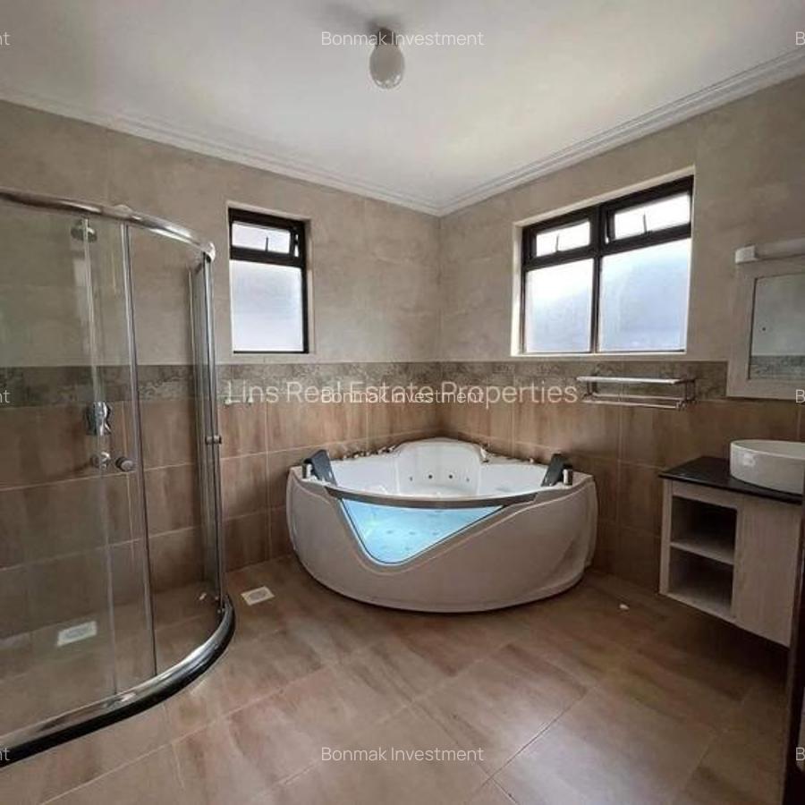 5 Bed Townhouse with En Suite at Lavington Green - 16