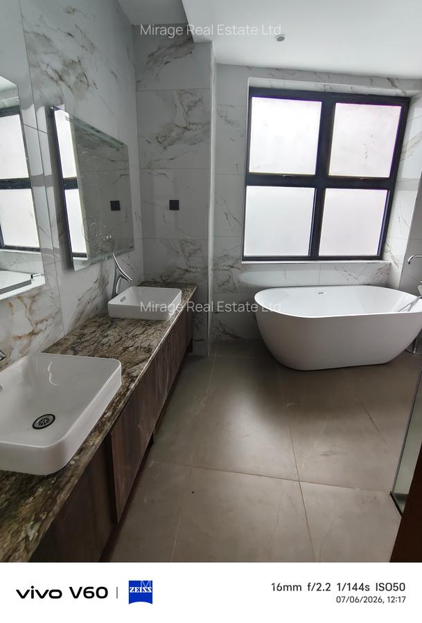3 Bed Apartment with En Suite in Riverside - 12