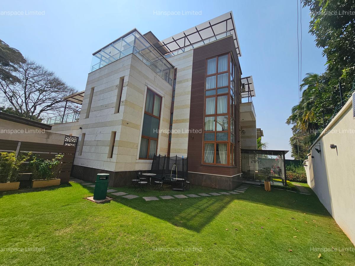 6 Bed Villa with En Suite in Lavington - 1