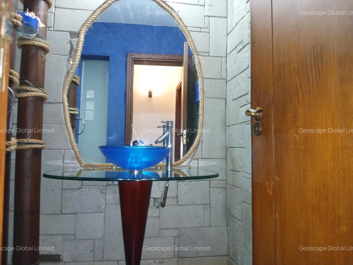 5 Bed House with En Suite in Runda - 12