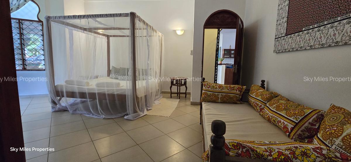 Serviced 3 Bed Apartment with En Suite at La-Marina - 9