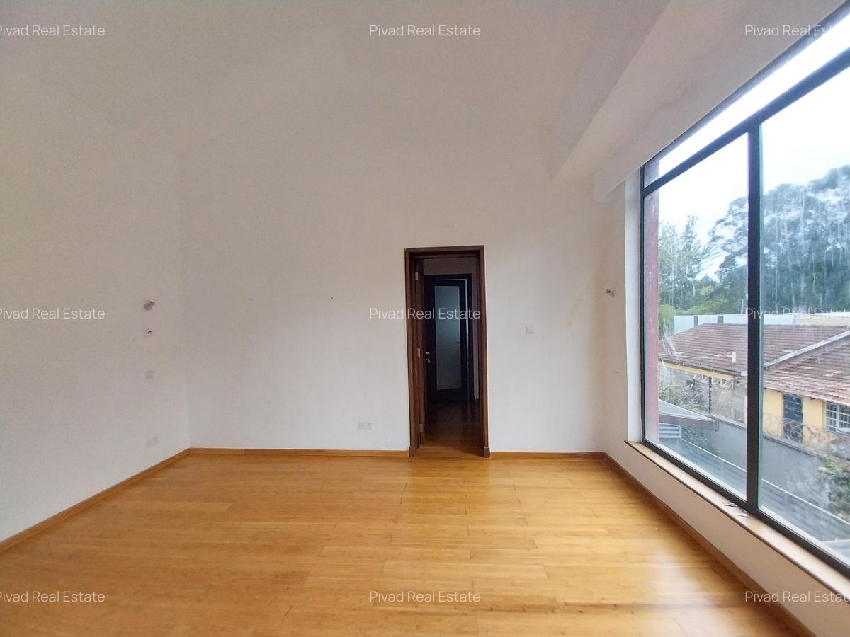 4 Bed Townhouse with Garden at Garden Estate - 9