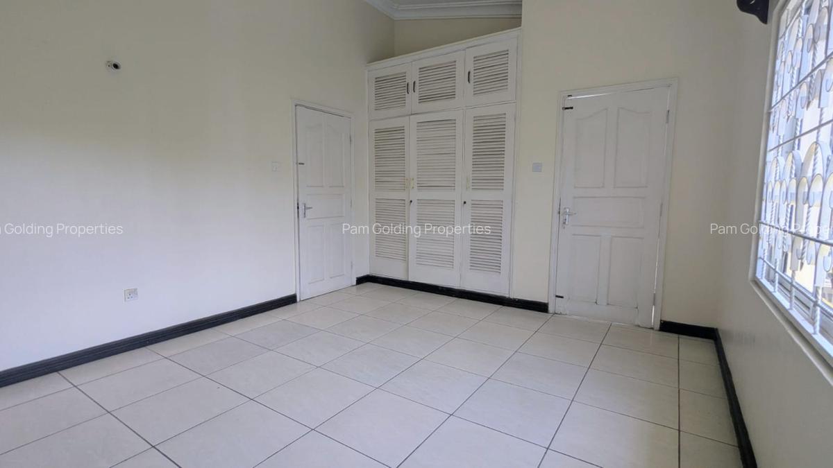 4 Bed House with Swimming Pool at Links Road - 7