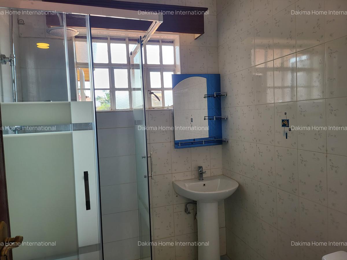 5 Bed House with En Suite in Runda - 12