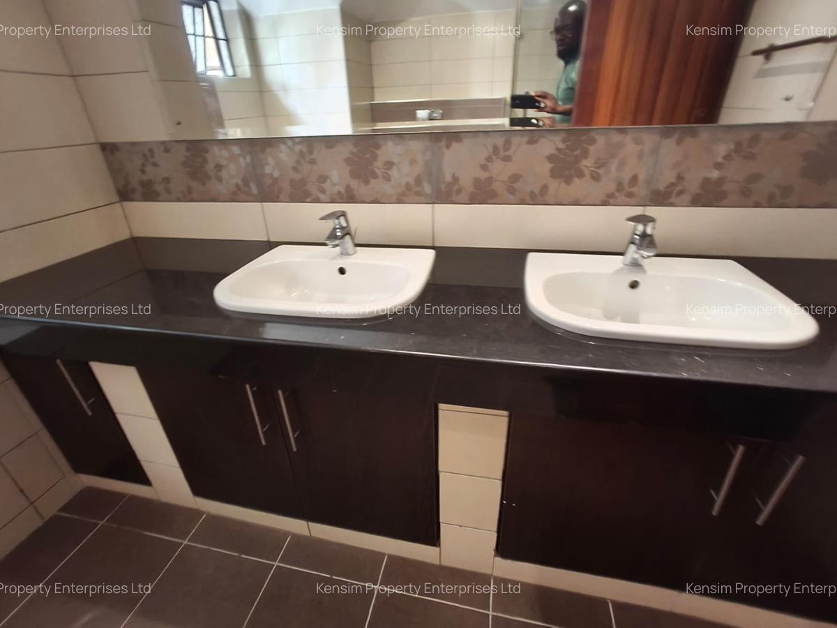5 Bed Townhouse with En Suite in Lavington - 4