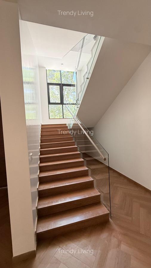 6 Bed Townhouse with En Suite in Lavington - 4