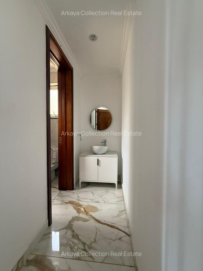 5 Bed Townhouse with En Suite in Lavington - 3