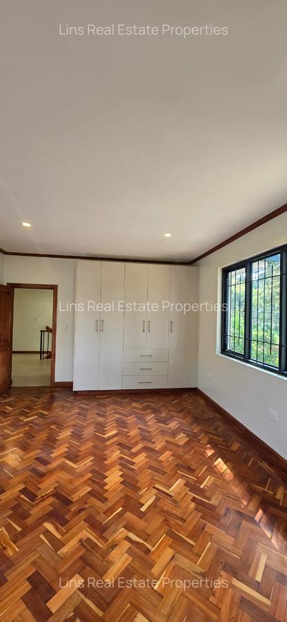 4 Bed House with En Suite in Lavington - 13