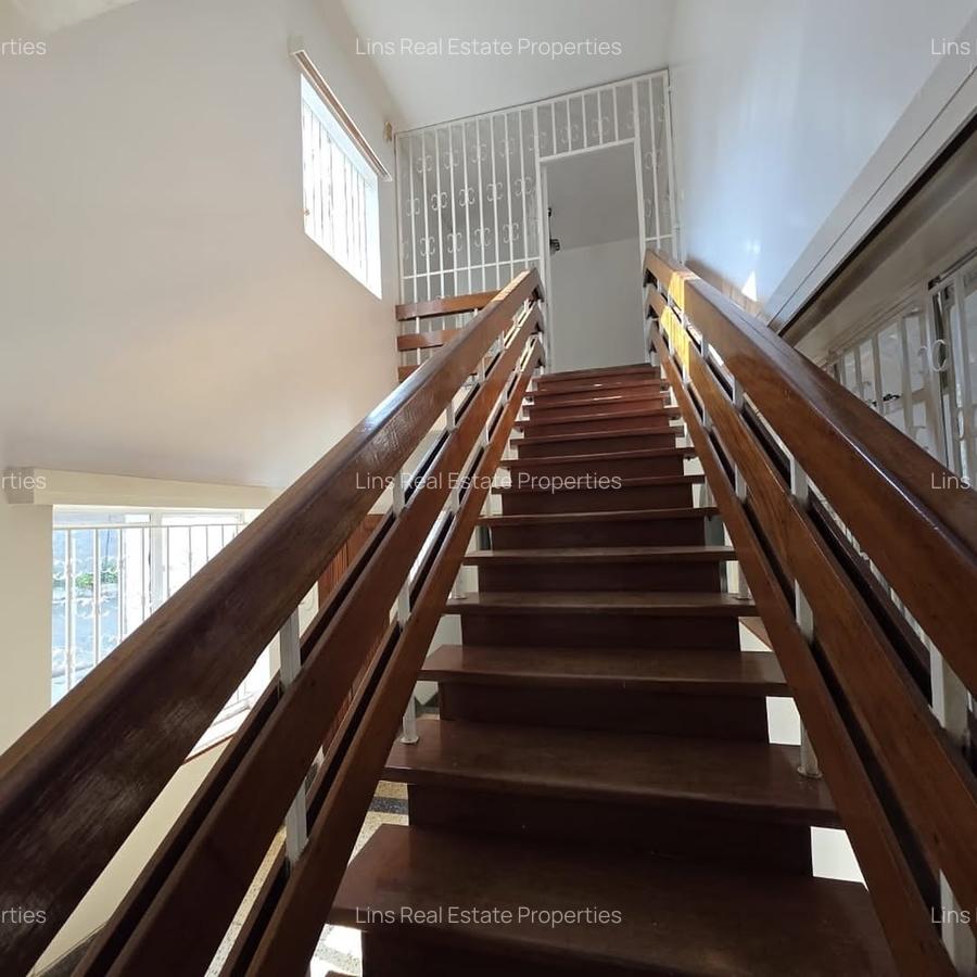 6 Bed House with En Suite in Lavington - 20