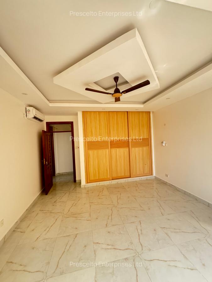 3 Bed Apartment with En Suite at Off Links Road - 12