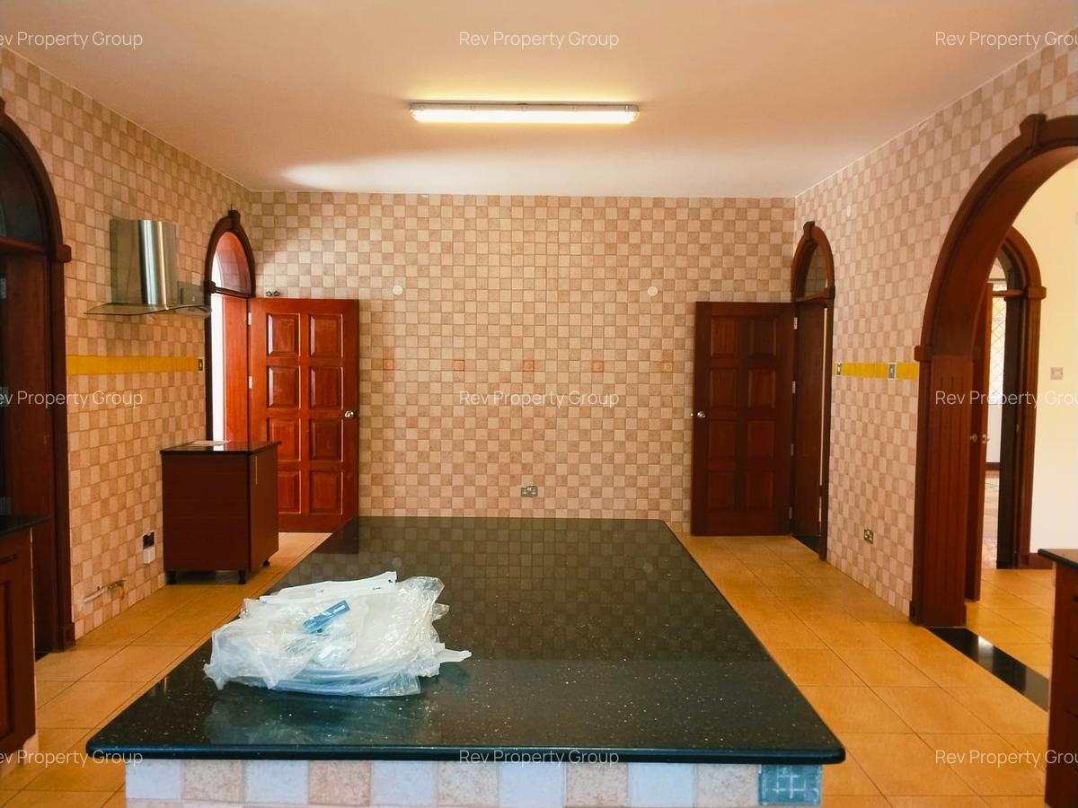 5 Bed Villa with En Suite in Rosslyn - 7