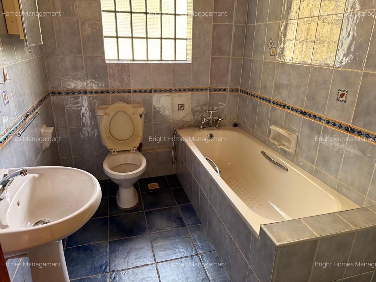 5 Bed Villa with En Suite in Nyari - 15