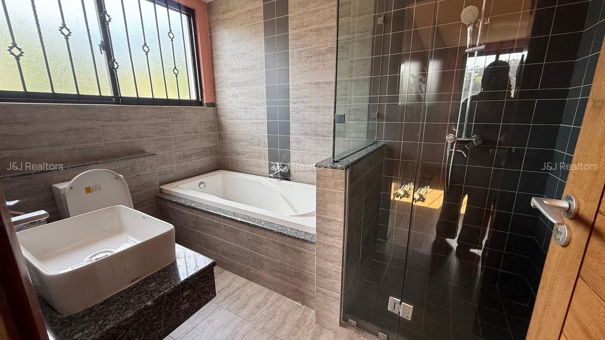 4 Bed Townhouse with En Suite in Lavington - 16