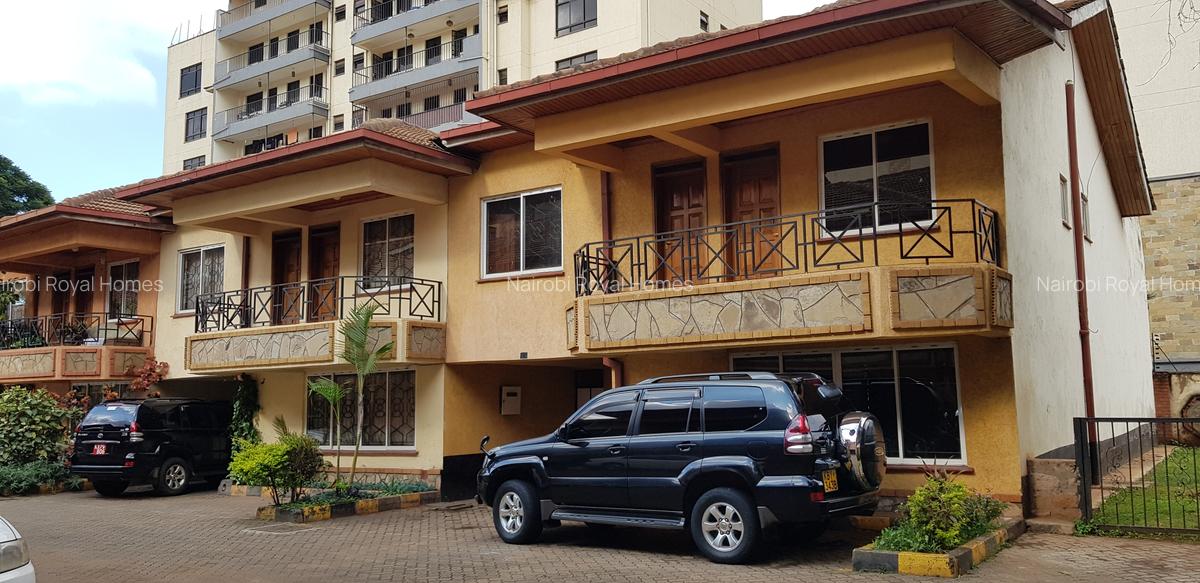 5 Bed Townhouse with En Suite at Valley Arcade - 1