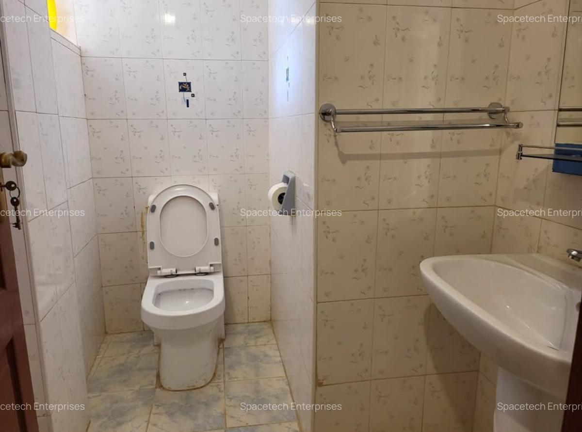 5 Bed House with En Suite in Runda - 14