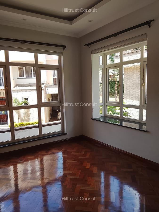 5 Bed Townhouse with En Suite in Lavington - 2