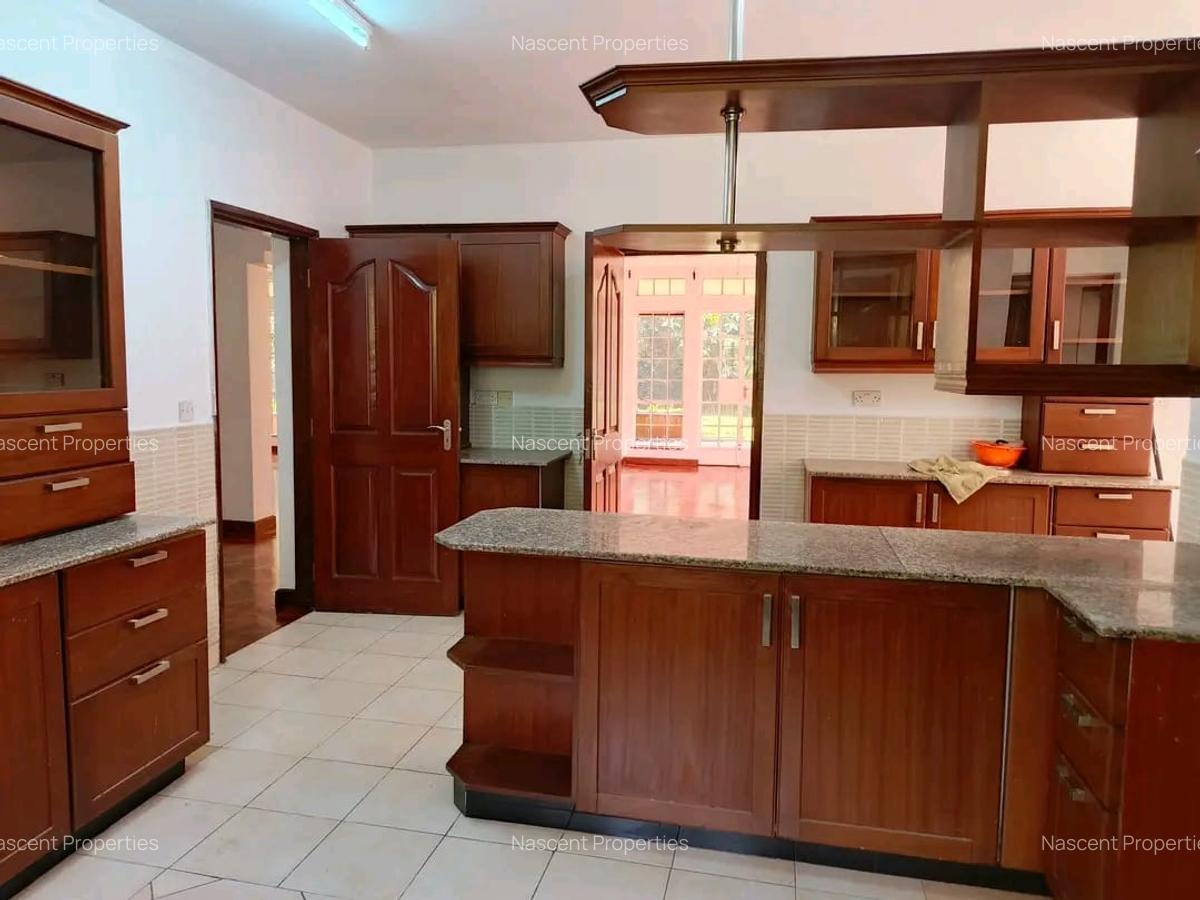 5 Bed House with En Suite in Rosslyn - 8