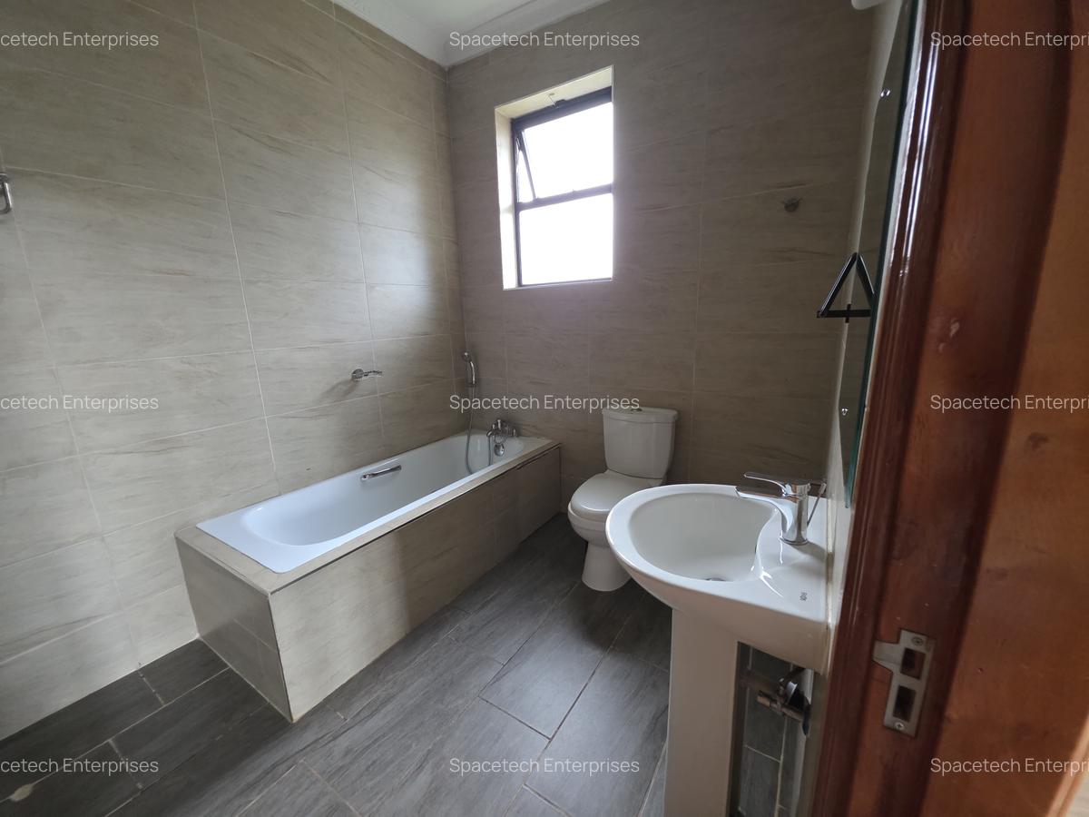 5 Bed Townhouse with En Suite in Ridgeways - 15