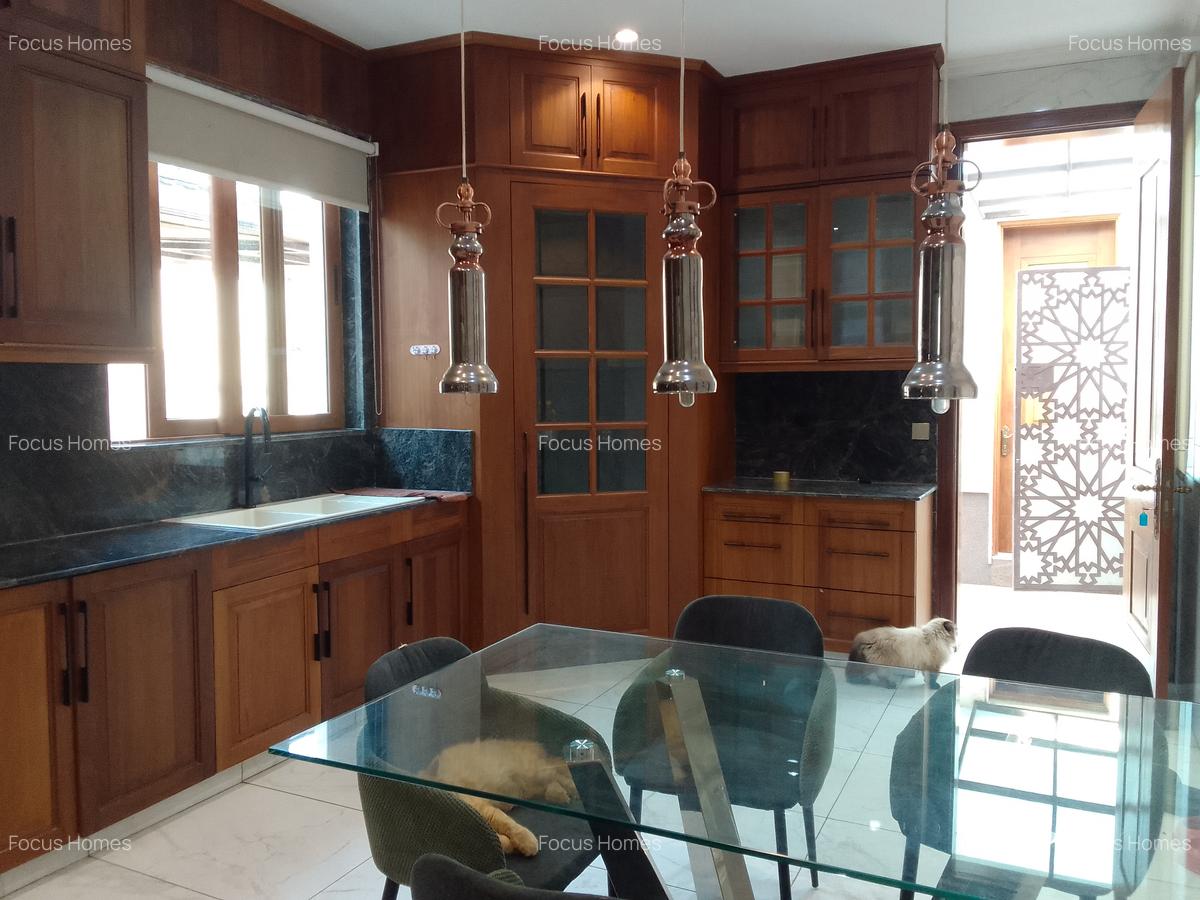 6 Bed Townhouse with En Suite in Lavington - 2
