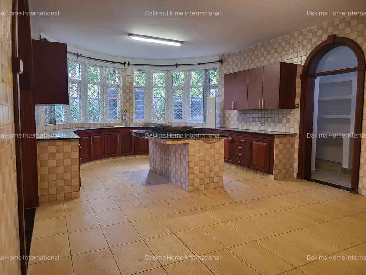 5 Bed Townhouse with En Suite in Rosslyn - 3
