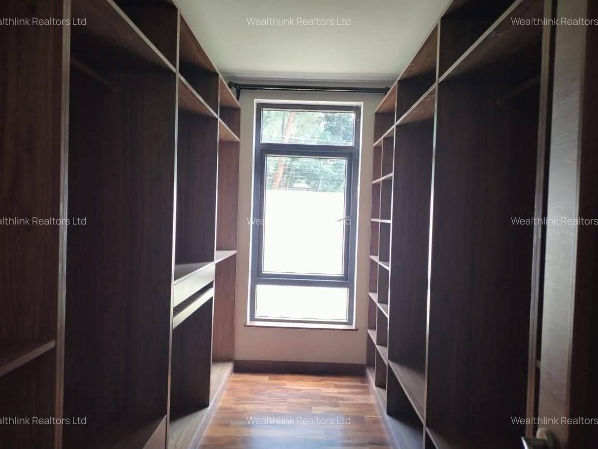 5 Bed Townhouse with En Suite at Lavington - 4