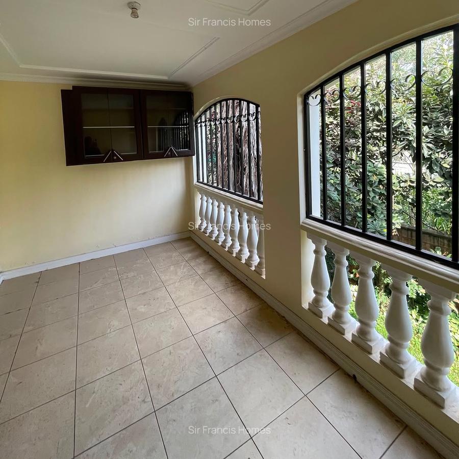4 Bed House with En Suite in Lavington - 2