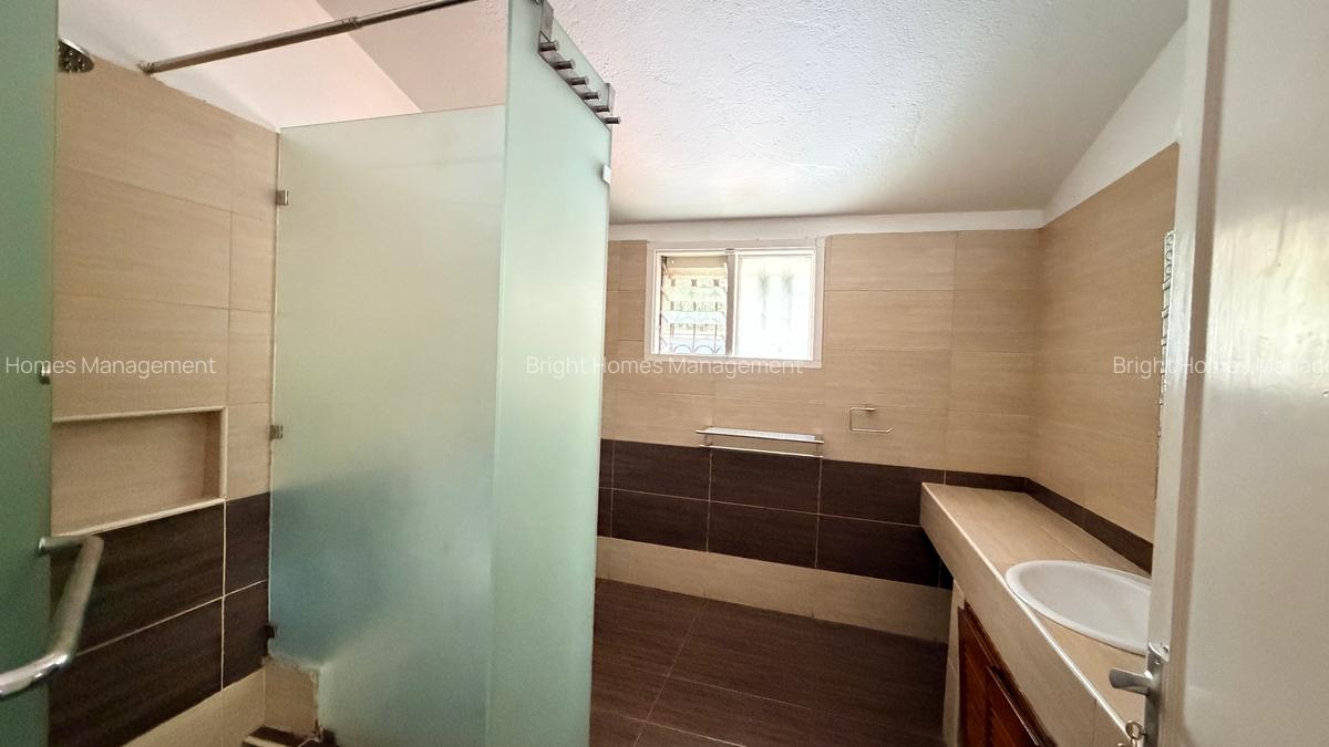 4 Bed Villa with En Suite in Hill View - 10