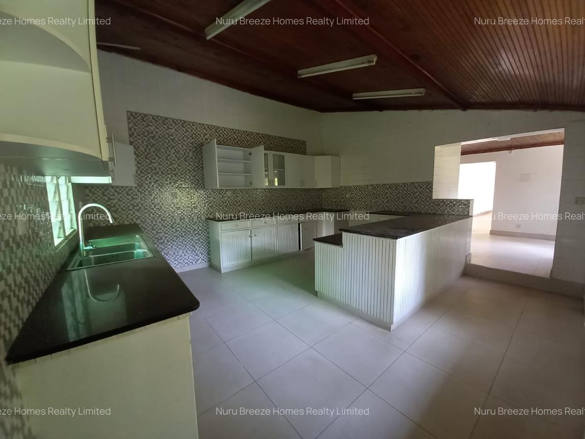 4 Bed House with En Suite in Spring Valley - 3