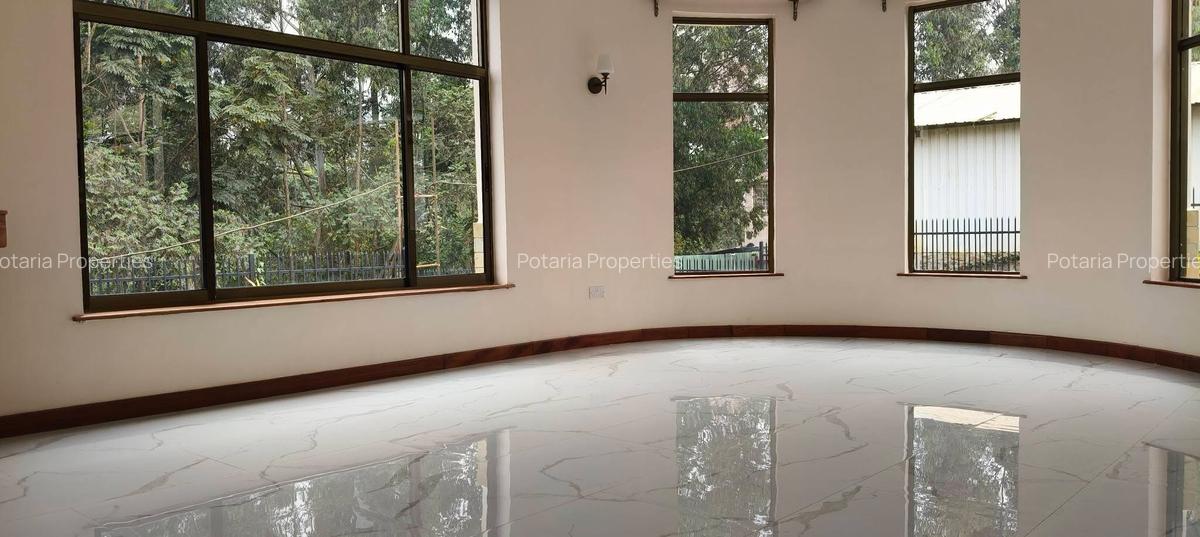 4 Bed House with En Suite in Rosslyn - 12