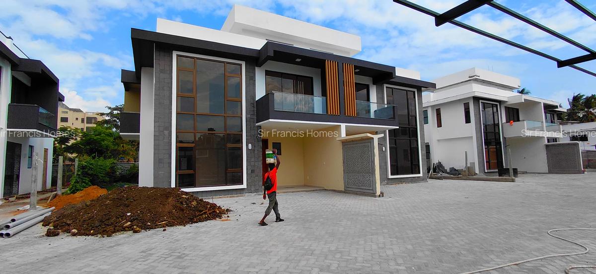 5 Bed Villa with En Suite at 5 Bedroom Villa - 2