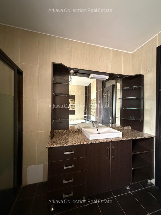 5 Bed House with En Suite in Runda - 20