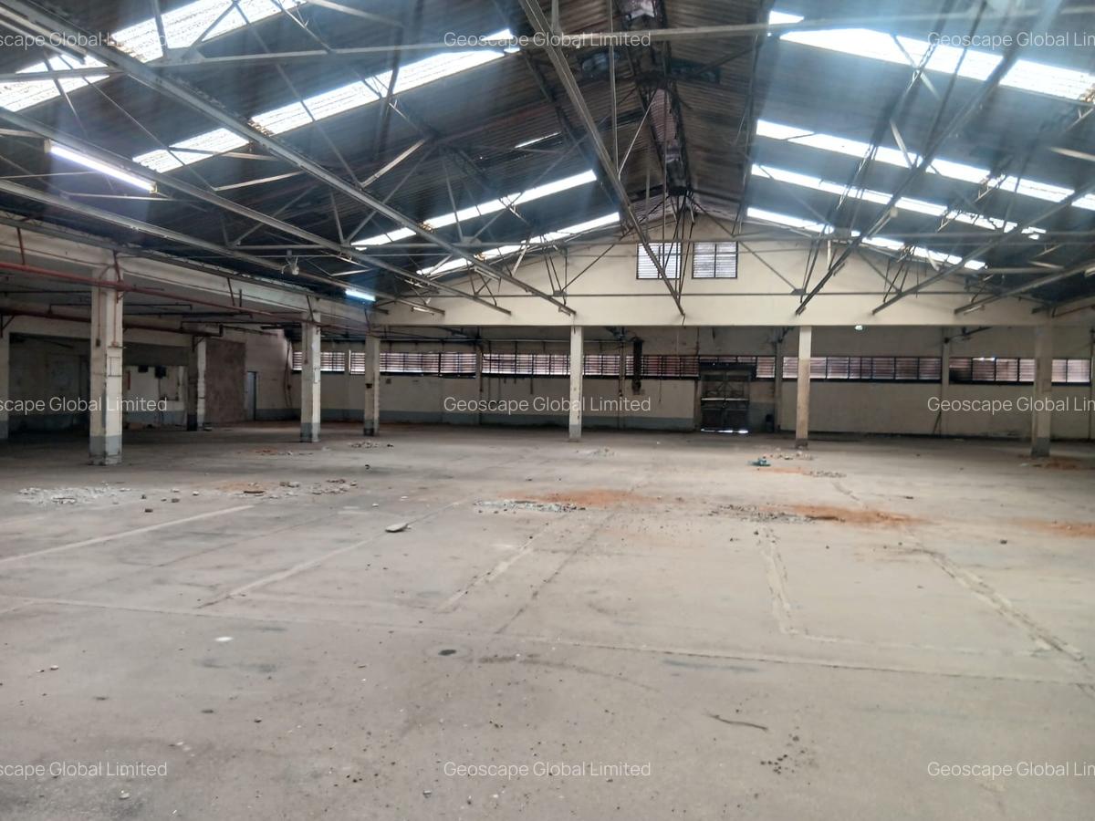 38,000 ft² Warehouse with Parking in Industrial Area - 1