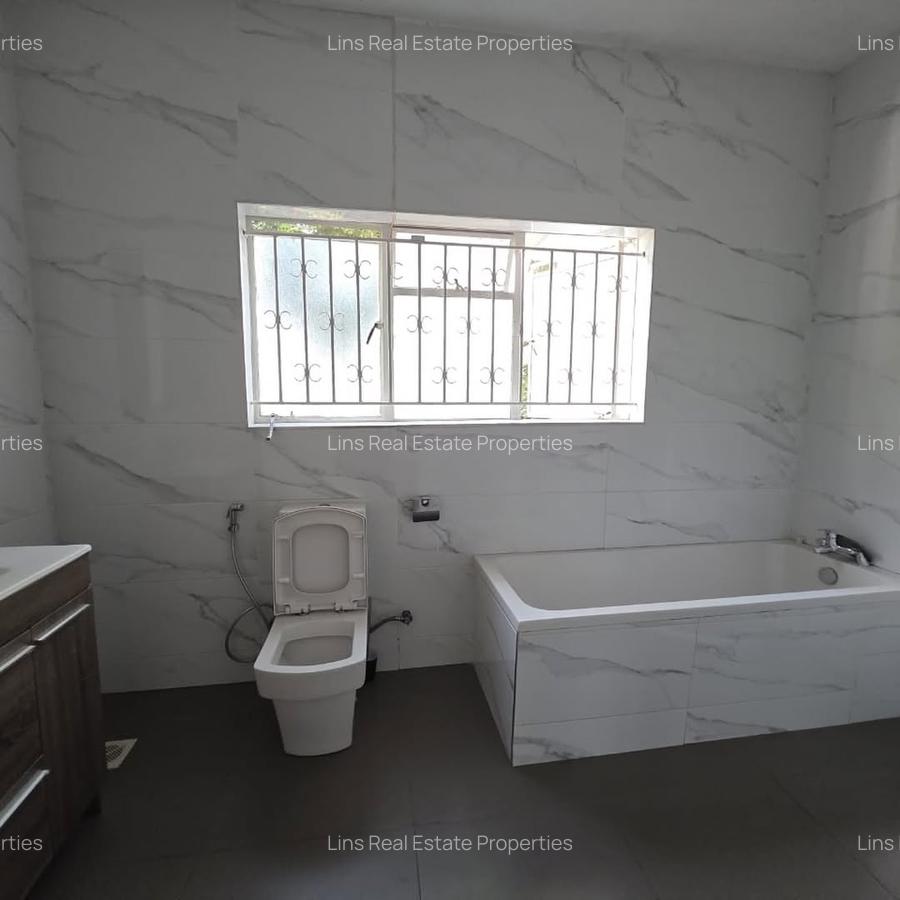 6 Bed House with En Suite in Lavington - 13