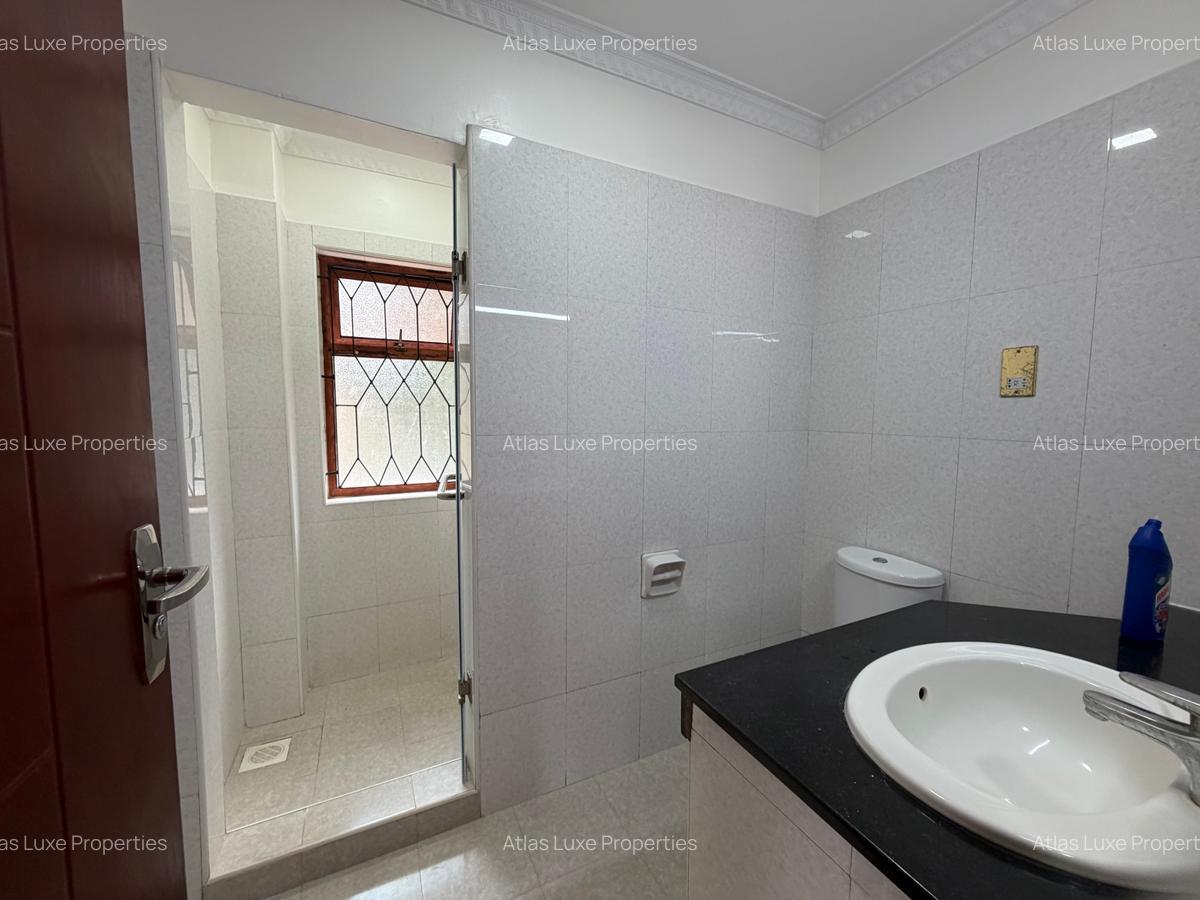 5 Bed Townhouse with En Suite at Old Runda - 8