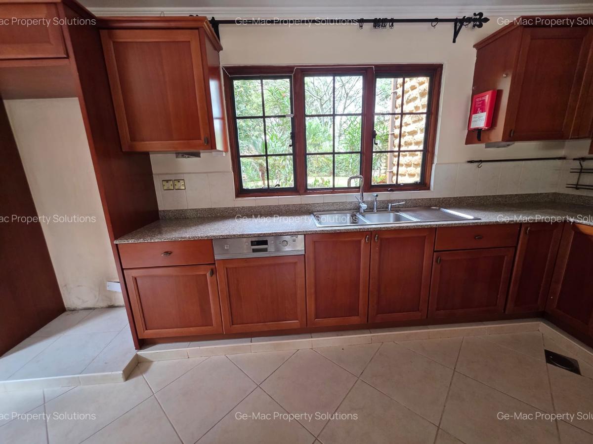 4 Bed House with En Suite in Ridgeways - 12