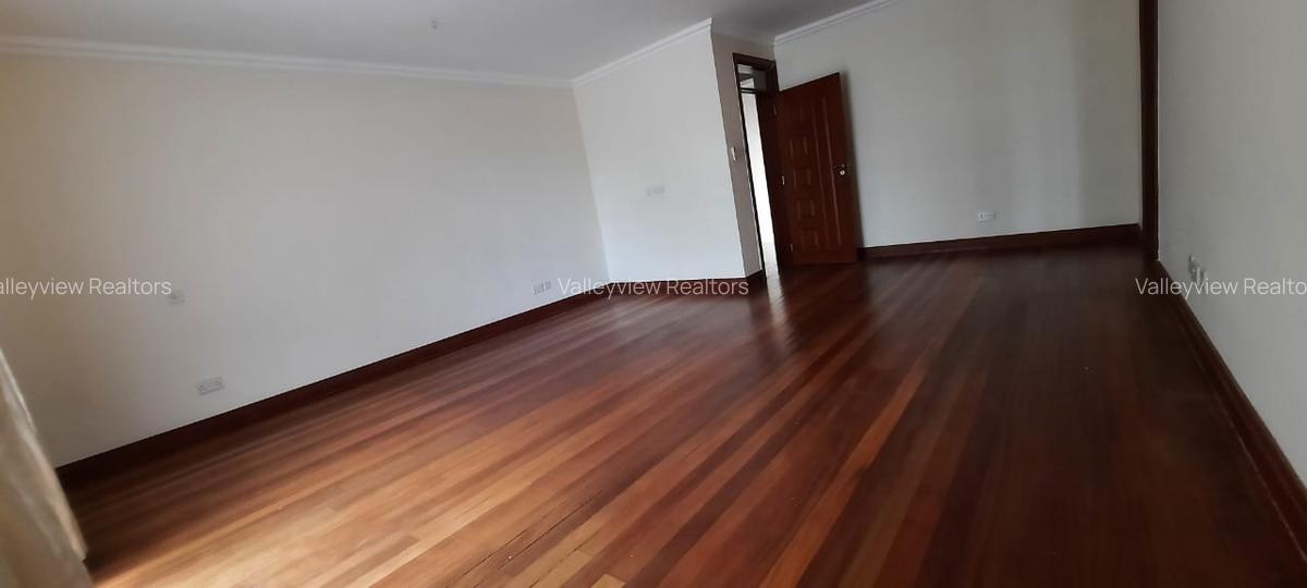 5 Bed Townhouse with En Suite at Lavington - 2