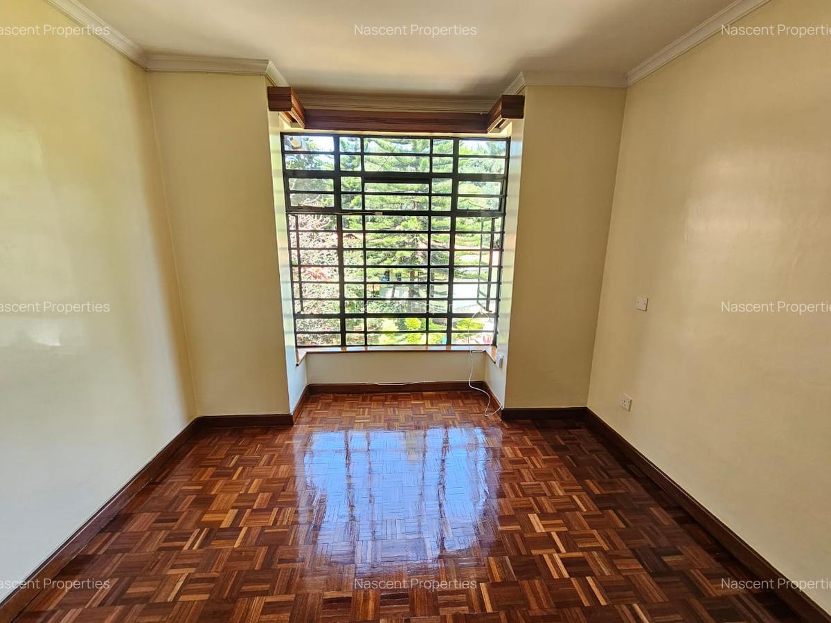 4 Bed House with En Suite in Rosslyn - 15