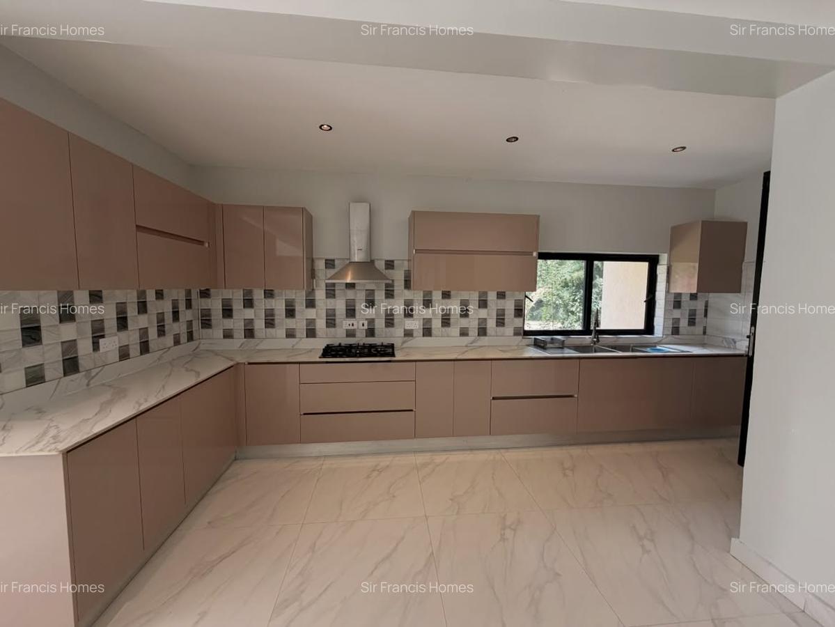 5 Bed Villa with En Suite at Tree Lane - 11