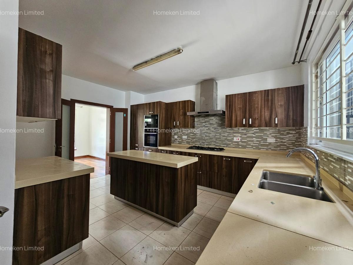 5 Bed Townhouse with En Suite at Lavington - 6