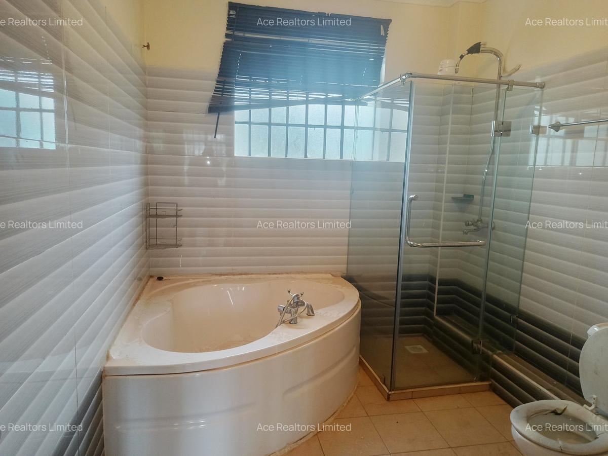 4 Bed Townhouse with En Suite at Near Isk - 17