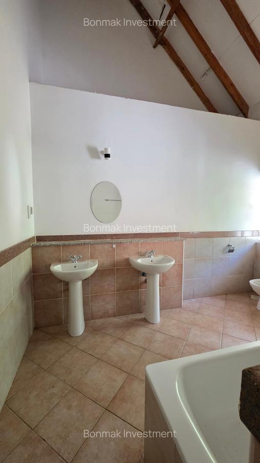 5 Bed Townhouse with En Suite at Rossylin Lone Tree - 19