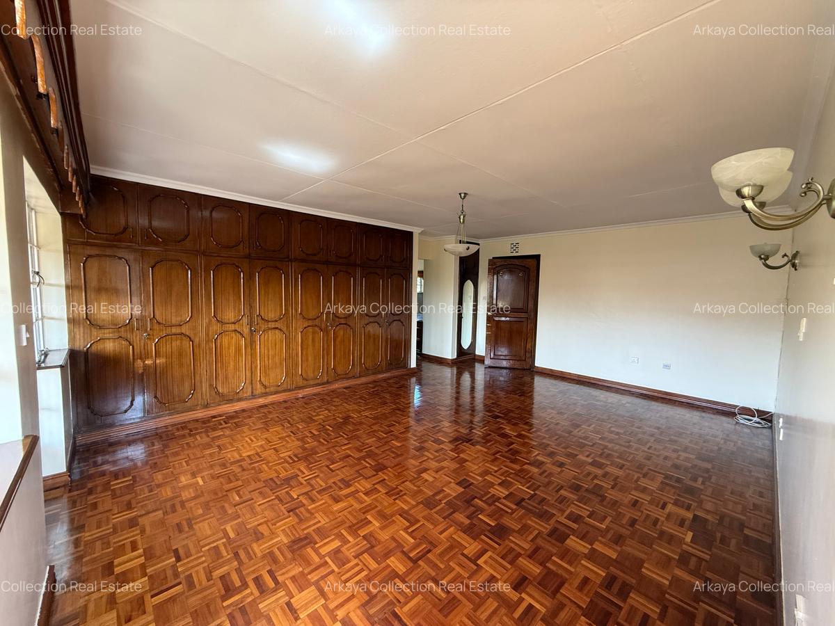 5 Bed House with En Suite in Runda - 12