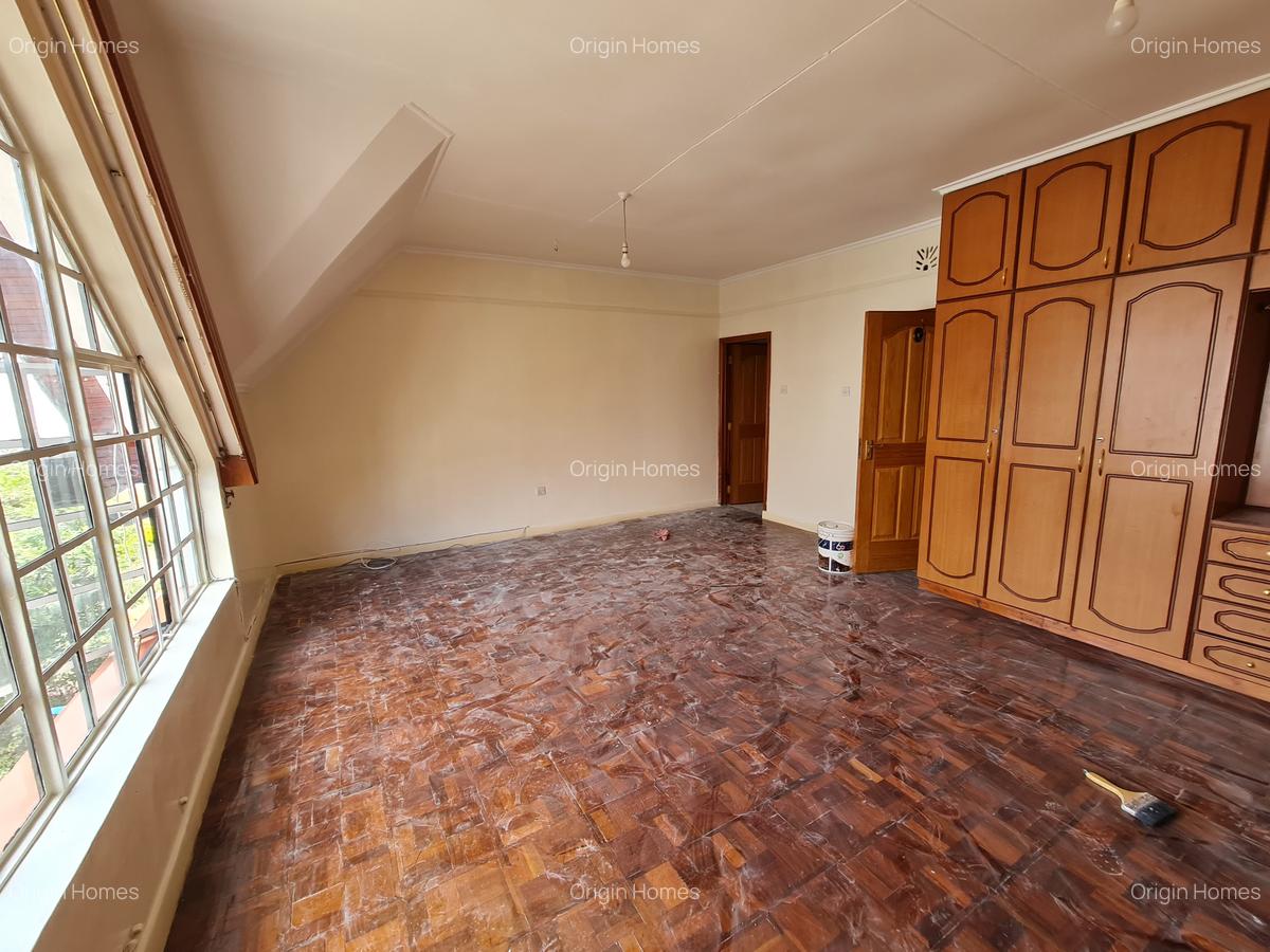 5 Bed Townhouse with En Suite at Westlands - 12