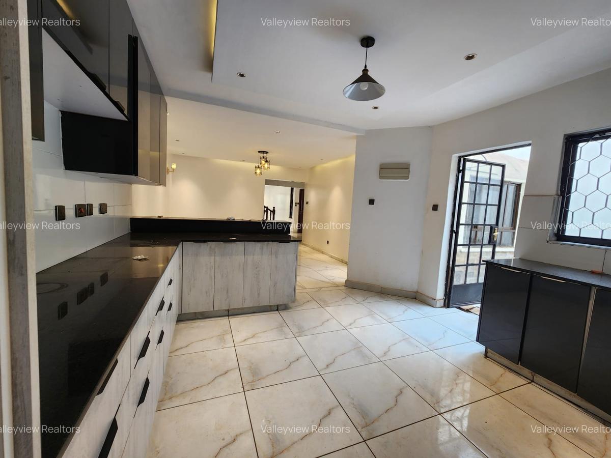 5 Bed Townhouse with En Suite at Lavington - 3