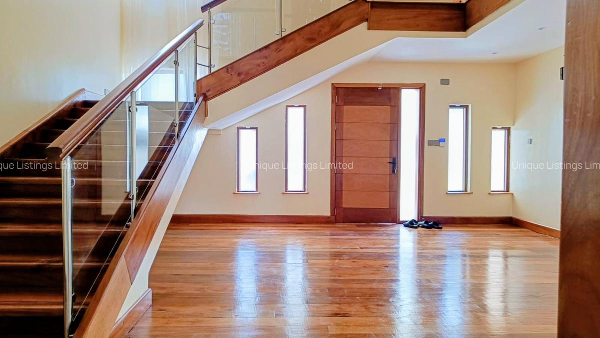 4 Bed House with En Suite in Rosslyn - 2