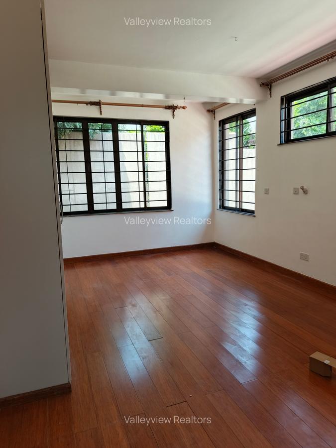 5 Bed Townhouse with En Suite at Lavington - 10