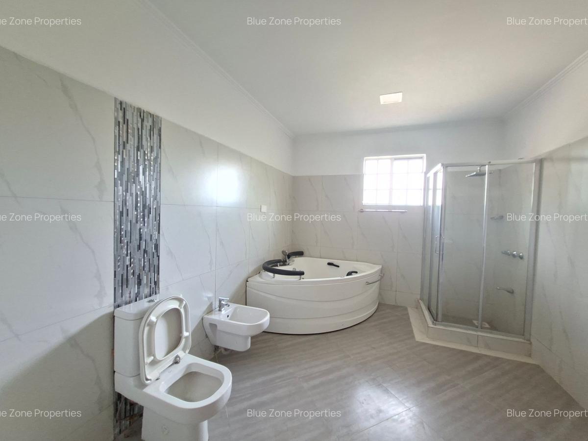 5 Bed House with En Suite at Close To Un - 14