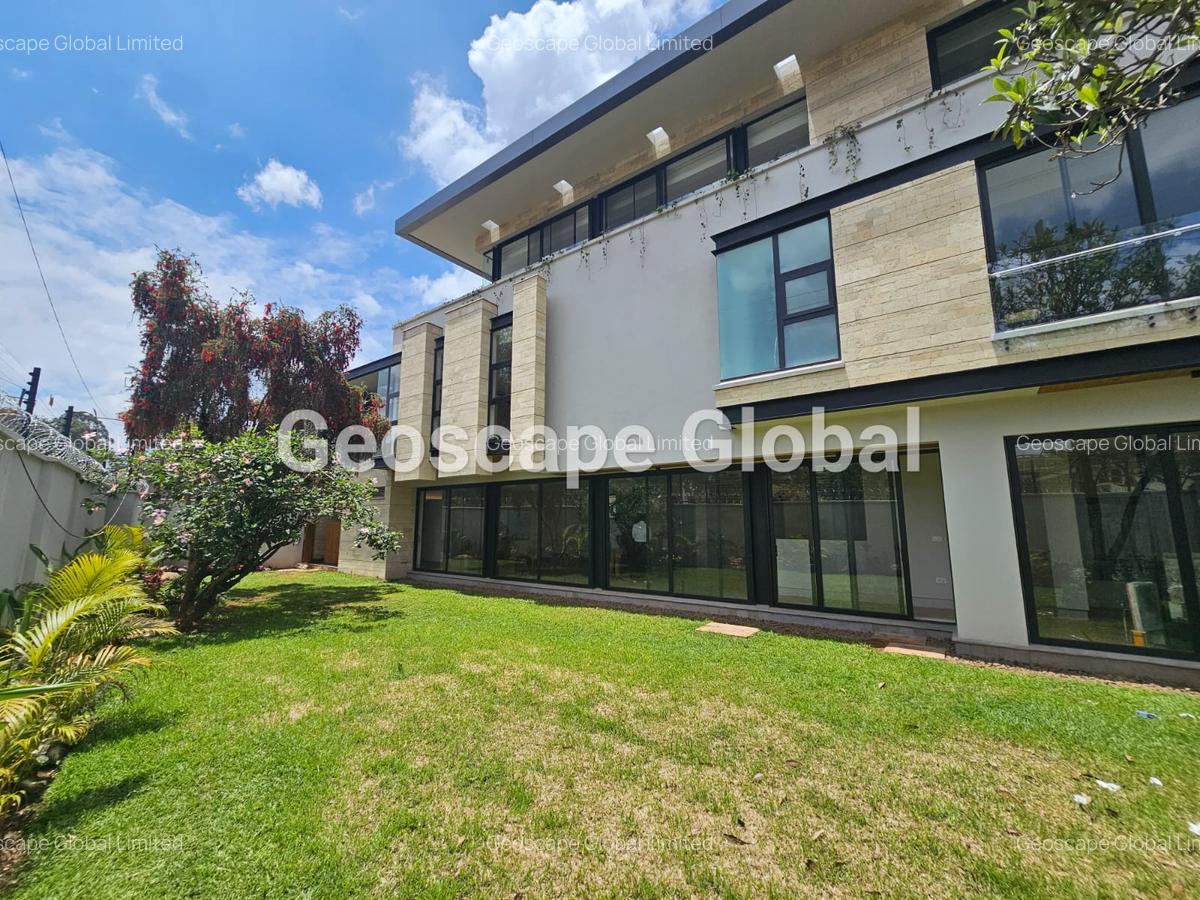 5 Bed Townhouse with En Suite in Brookside - 1