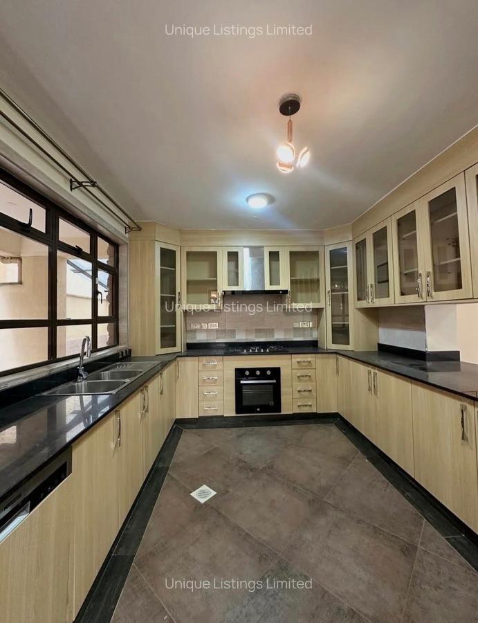 5 Bed Townhouse with En Suite in Lavington - 6