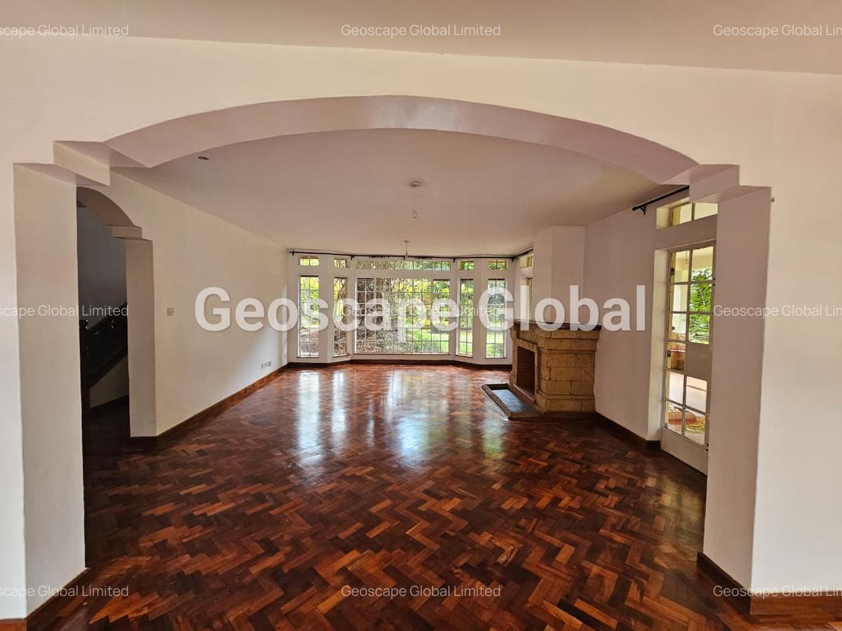 5 Bed House with En Suite in Rosslyn - 2